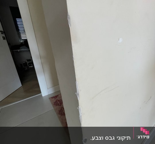 קיר עם סימני תיקון וצבע